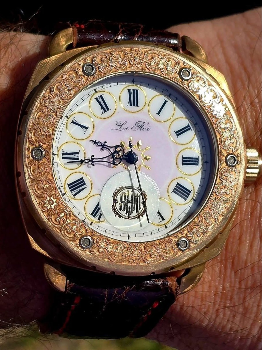 Le Roi bezel Pink Le Roi Engraved Bezel